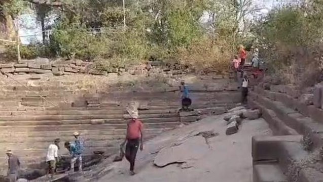 बांका: कुंड की सफाई के दौरान भगवान विष्णु के निकली खंडित प्रतिमा, जानें किस धातु की है मूर्ति