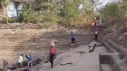 बांका: कुंड की सफाई के दौरान भगवान विष्णु के निकली खंडित प्रतिमा, जानें किस धातु की है मूर्ति