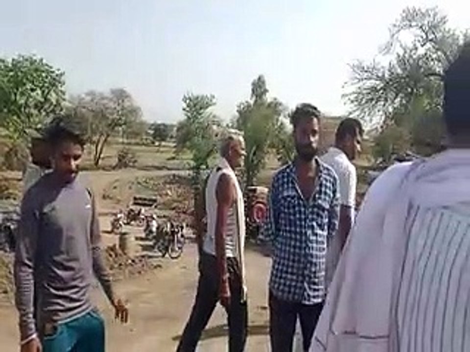 न तालाब को गहरा कर रहे व निकास के प्रबंध, बटावदा के ग्रामीणों ने जताया रोष