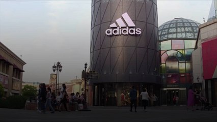 Les chaussures Yeezy toujours stockées en raison du différent d'Adidas et Ye