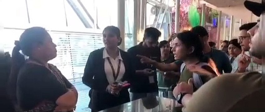 इंदौर एयरपोर्ट पर यात्रियों हंगामा एयर इंडिया की फ्लाइट लेट होने के कारण यात्रियों ने किया हंगामा