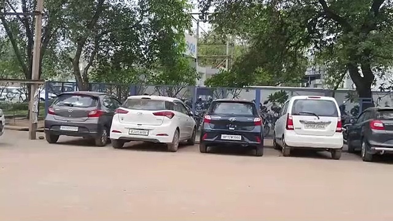 औद्योगिक क्षेत्र में हरित पट्टी पर पार्किंग स्ट...