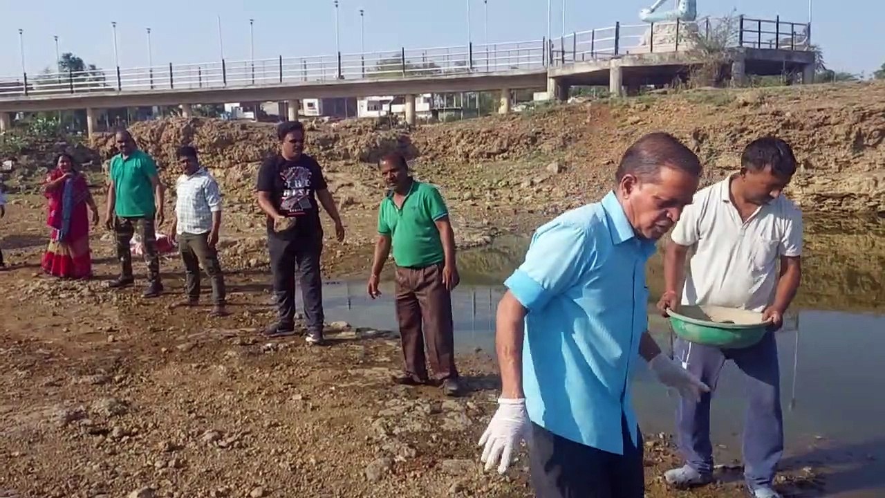 गंदे पानी में उतर पर्यावरण प्रेमियों ने तालाब म...