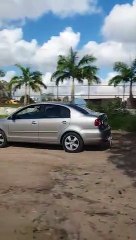 Homem é flagrado arrastando cachorro com veículo