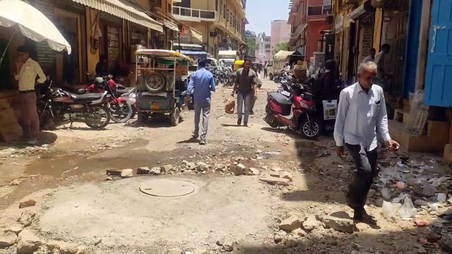 जहां जरूरत वहां सडक़ नहीं, सीमेंटेड रोड पर बिछा दी डामर