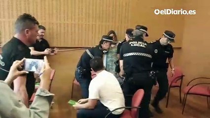 Un policía, desalojado a la fuerza de un Pleno en El Puerto: la punta del iceberg del enfrentamiento con el alcalde
