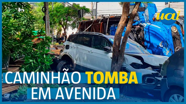 Caminhão carregado de madeira tomba na Av do Contorno, em BH