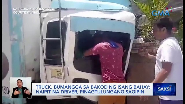 Truck, bumangga sa bakod ng isang bahay; naipit na driver, pinagtulungang sagipin | Saksi