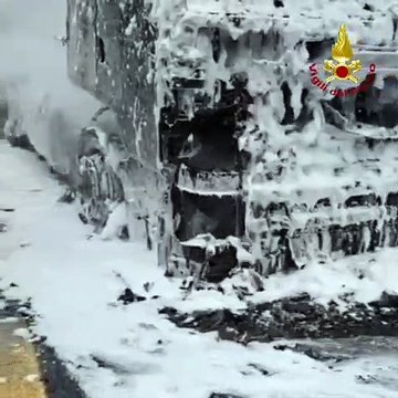 Messina, tir in fiamme: sangue freddo del conducente che salva il rimorchio dalle fiamme