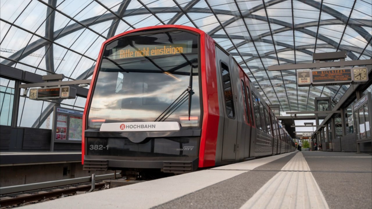 Hamburg: mann attackiert fahrgast mit betonbrocken