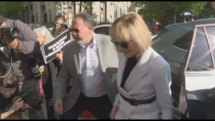 Usa, l'accusatrice di Trump è arrivata in tribunale