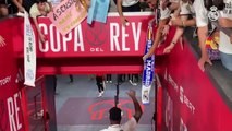 Vinicius se intercambia la camiseta con Lucas Torró tras la final de la Copa del Rey