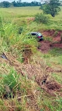 Condutor se perde em curva e capota veículo na PR-482, em Maria Helena