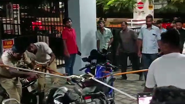 பைக்கில் பதுங்கியிருந்த விஷப்பாம்பு... அலறி அடித்து ஓடிய மக்கள்.. அடுத்து நிகழ்ந்தது என்ன?