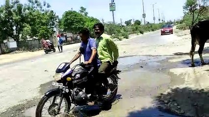 गड्ढों भरी सड़क से जनाना अस्पताल जाती हैं गर्भवती महिलाएं-प्रसूताएं