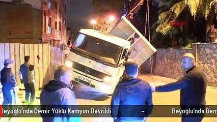 Beyoğlu’nda Demir Yüklü Kamyon Devrildi