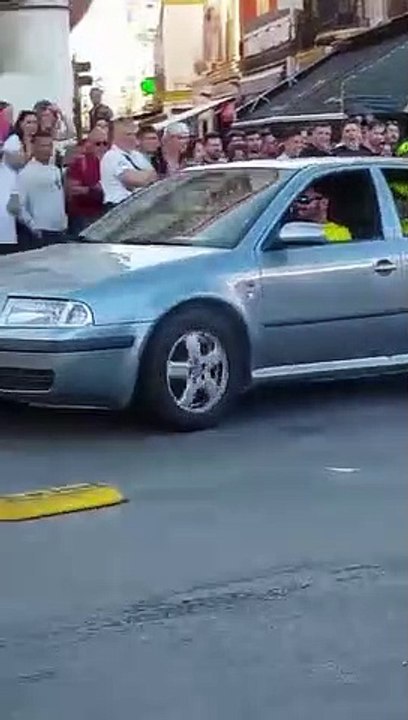 Entusiasmou-se com o pblico e com as palmas e tentou fazer o que no sabia um erro