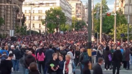 Sırbistan'daki silahlı saldırıların ardından halk sokağa indi