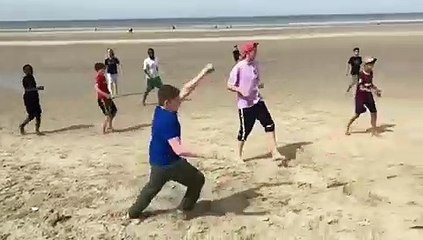 NOSU12 / DES PRE-ADOS SYMPA TAPANT UN SOCCER SUR HARDELOT PLAGE
