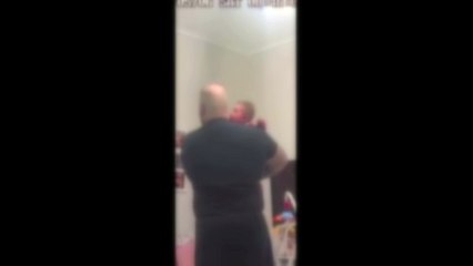 Lascia neonato al padre, pugni, mozzichi e pizzichi al piccolo