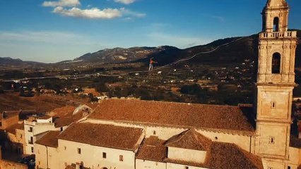 Un funambulista cruza un pueblo valenciano sobre un flexible trenzado de nylon