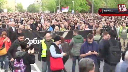 17 kişinin öldüğü saldırıların ardından Sırbistan'da halk sokağa döküldü