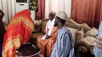 Awa Tamba Cisse se convertit à l’islam chez Chérif Ousmane Madani HAIDARA