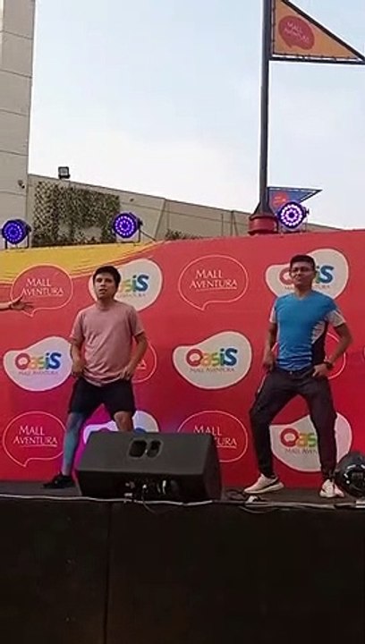 Baila de forma extraña en centro comercial