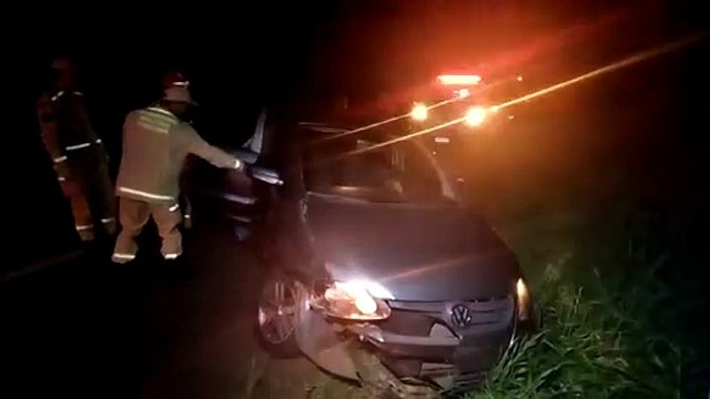 Acidente entre automóvel e ambulância deixa um homem ferido na PR-323, em Umuarama