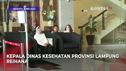 Kadinkes Lampung Tutupi Wajah Pakai Majalah Saat Menunggu di KPK