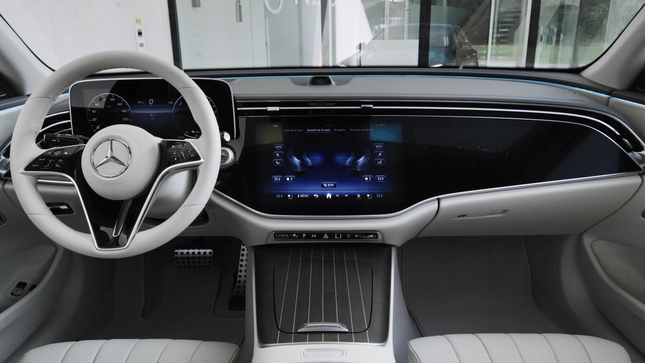 Die neue Mercedes-Benz E-Klasse - MBUX Superscreen als Highlight des Interieur-Designs