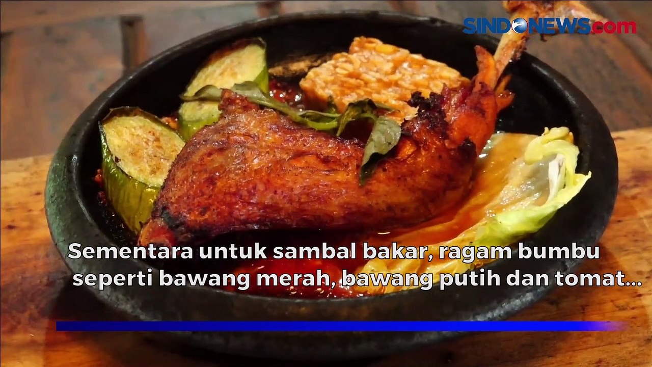 Menyantap Kuliner Ayam Jawa Sambal Bakar di Lum...