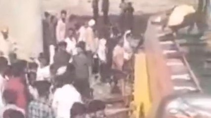 बड़ा हादसा: पुल से नीचे गिरी बस, 14 लोगों की मौत, मची चीख पुकार