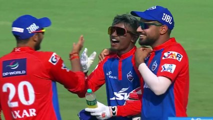 Axar Patel making fun of his teammate Wicketkeeper Abhishek Porel during RCB vs DC Match after Catch