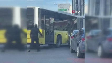 Hatalı park nedeniyle manevra yapamayan İETT otobüsü trafiğe neden oldu