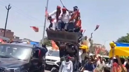 अखिलेश यादव के रोड शो में शामिल हुई जेसीबी, अलीगढ़ पुलिस ने दर्ज किया मुकदमा