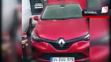 Pendik’te servis aracı park halindeki 8 araca çarptı