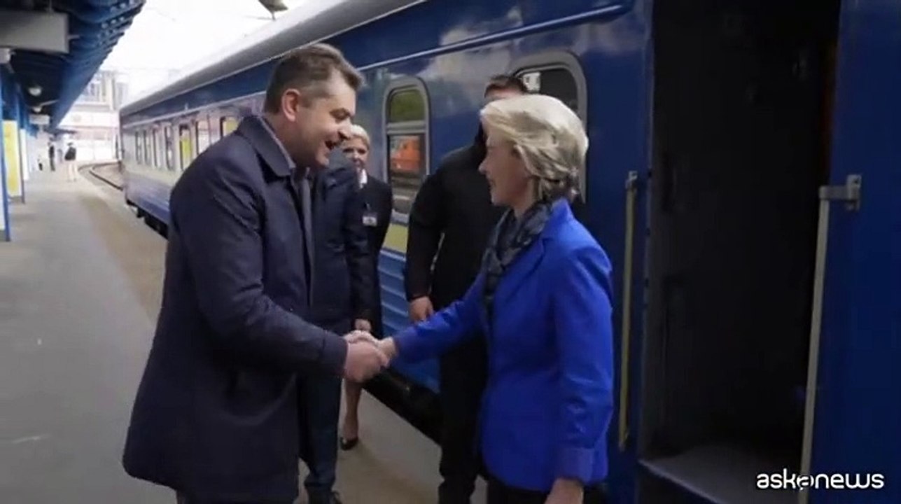 L'arrivo di Ursula von der Leyen in Ucraina per la Festa dell'Europa