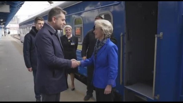 L'arrivo di Ursula von der Leyen in Ucraina per la Festa dell'Europa