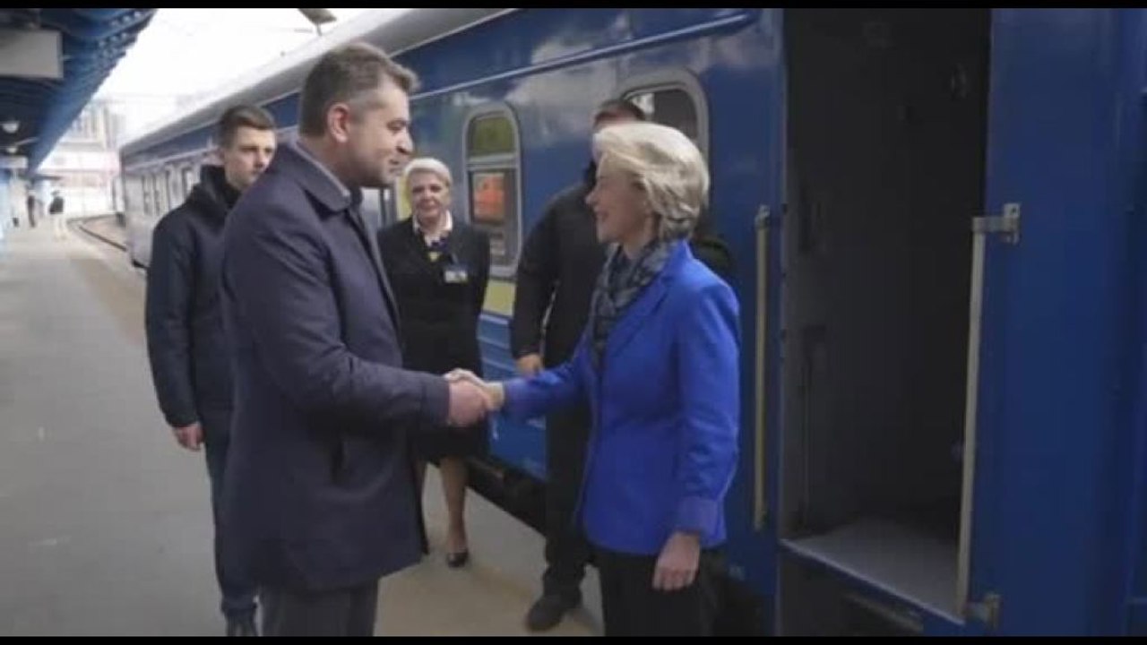 L'arrivo di Ursula von der Leyen in Ucraina per la Festa dell'Europa