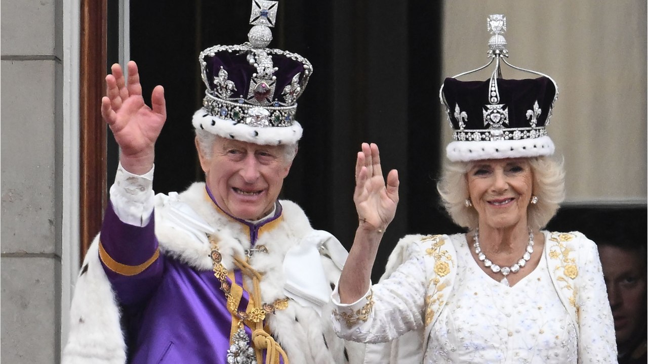 VOICI - Charles III et Camilla Parker-Bowles : les premiers portraits officiels du roi et de la reine consort enfin dévoilés