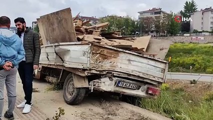 Tır önce kamyonete sonra hafif ticari araca çarptı: 1 yaralı