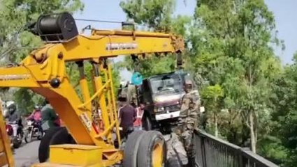 सहारनपुर: सेना का ट्रक बेकाबू होकर रेलिंग तोड़ पुल के किनारे लटका, बड़ा हादसा टला