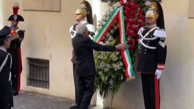 Mattarella rende omaggio a Moro e depone una corona in via Caetani