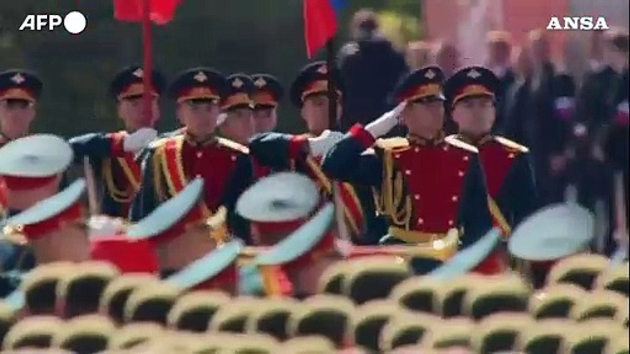 Russia, Putin alla parata per il giorno della Vittoria sulla Piazza Rossa a Mosca