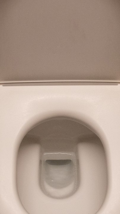 CAM - On sait enfin pourquoi les hommes visent toujours à côté de la cuvette des toilettes