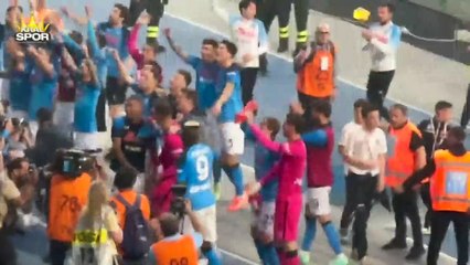 Kim Min-Jae şampiyonluk kutlamasında takım arkadaşının sakatlanmasını önledi