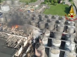 Sotto controllo dopo 24 ore l'incendio alla distilleria di Faenza