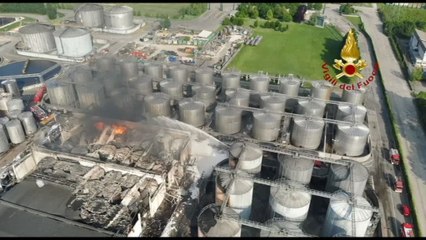 Sotto controllo dopo 24 ore l'incendio alla distilleria di Faenza