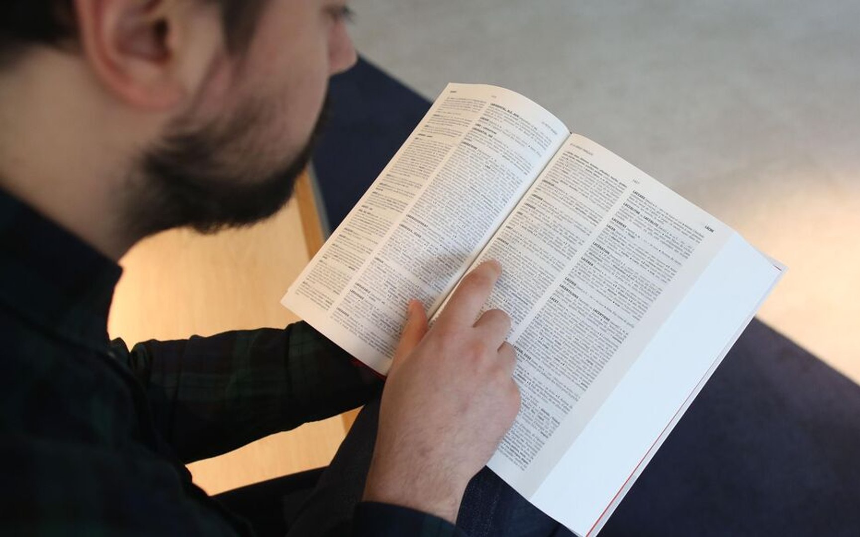 « PLS », « Bader », « mégenrer »… 150 nouveaux mots font leur entrée dans  le Larousse et le Robert